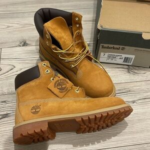 Timberland boots 6in Premium Wheat Nubuck Mens size 7. New in box.